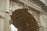 Bóveda del arco de Tito en Roma, Italia